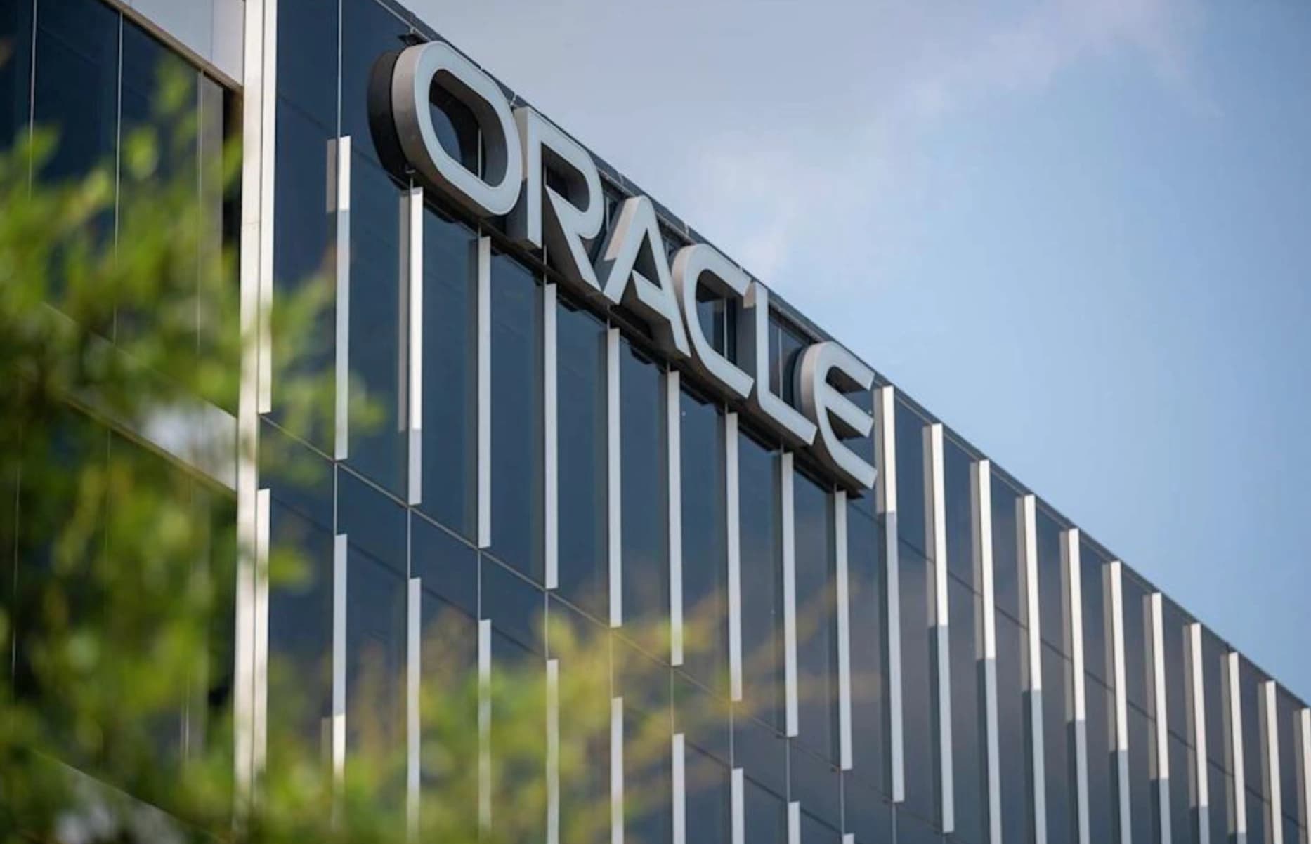 Oracle Surges 8% on 30% Revenue Jump, Leads Market Rebound