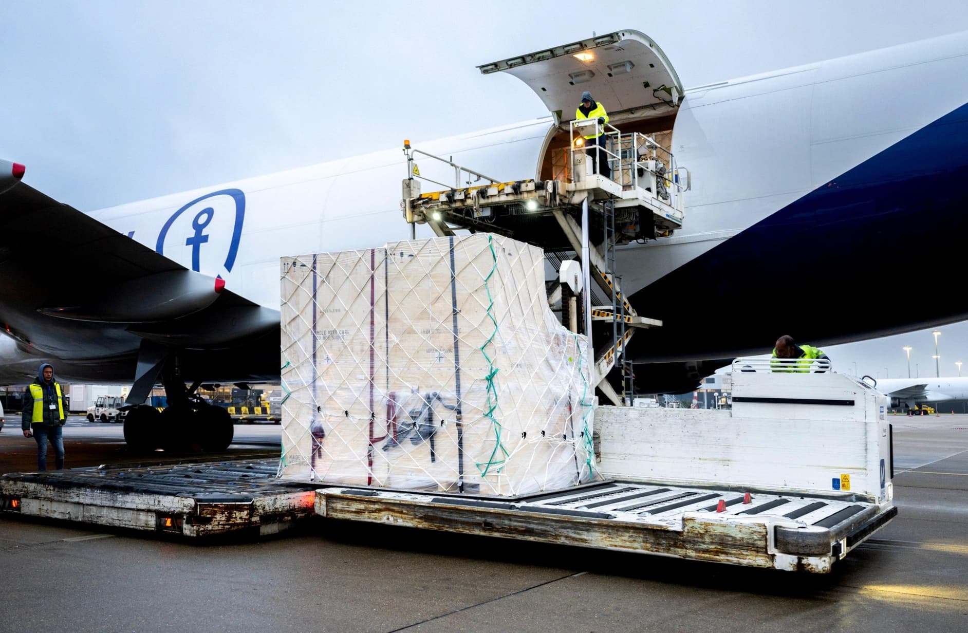 Semis ETFs Pop Monday, But Smart Money Already Left