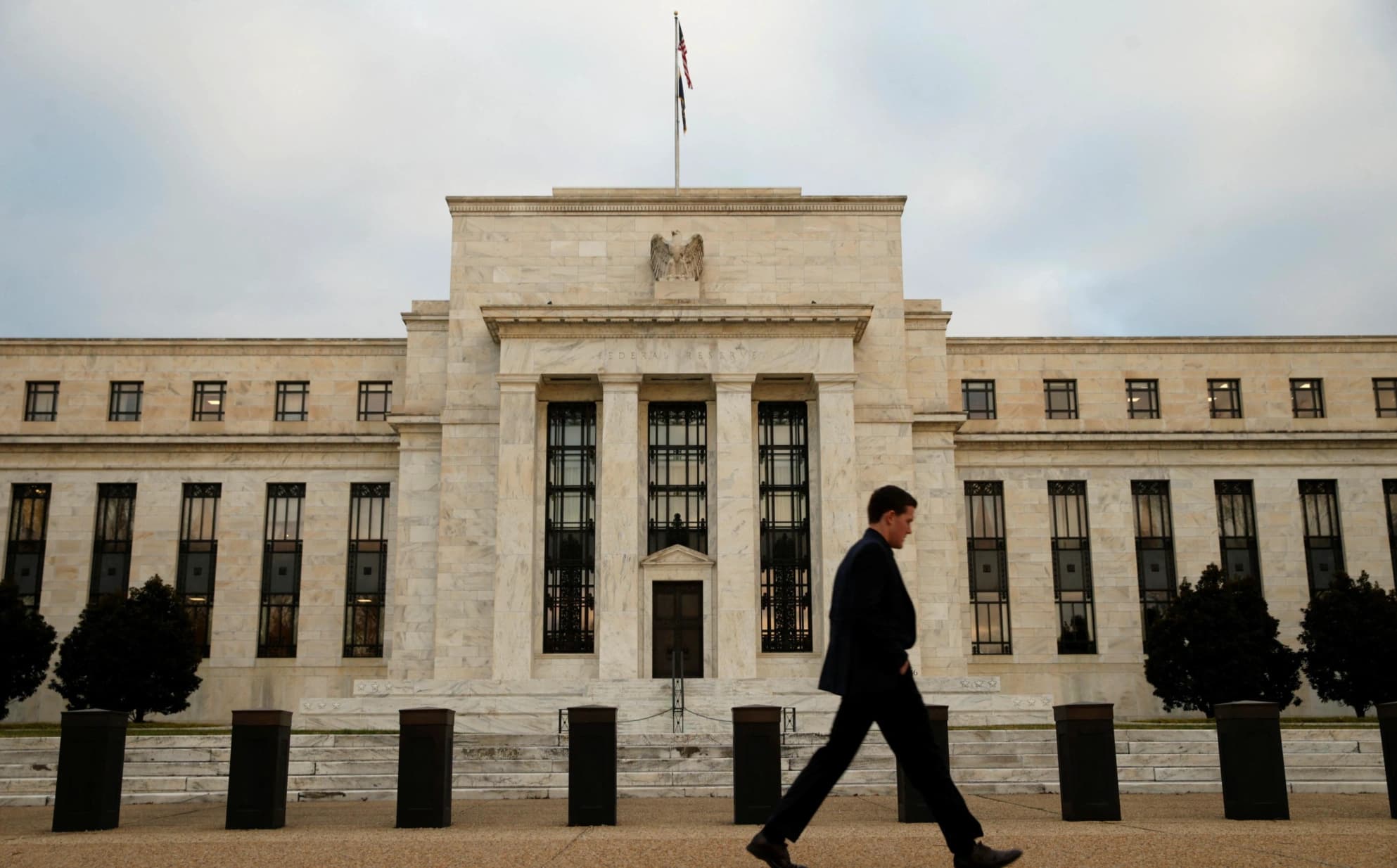 Yield Curve Turns Positive as Rate Hike Risk Returns in 2026