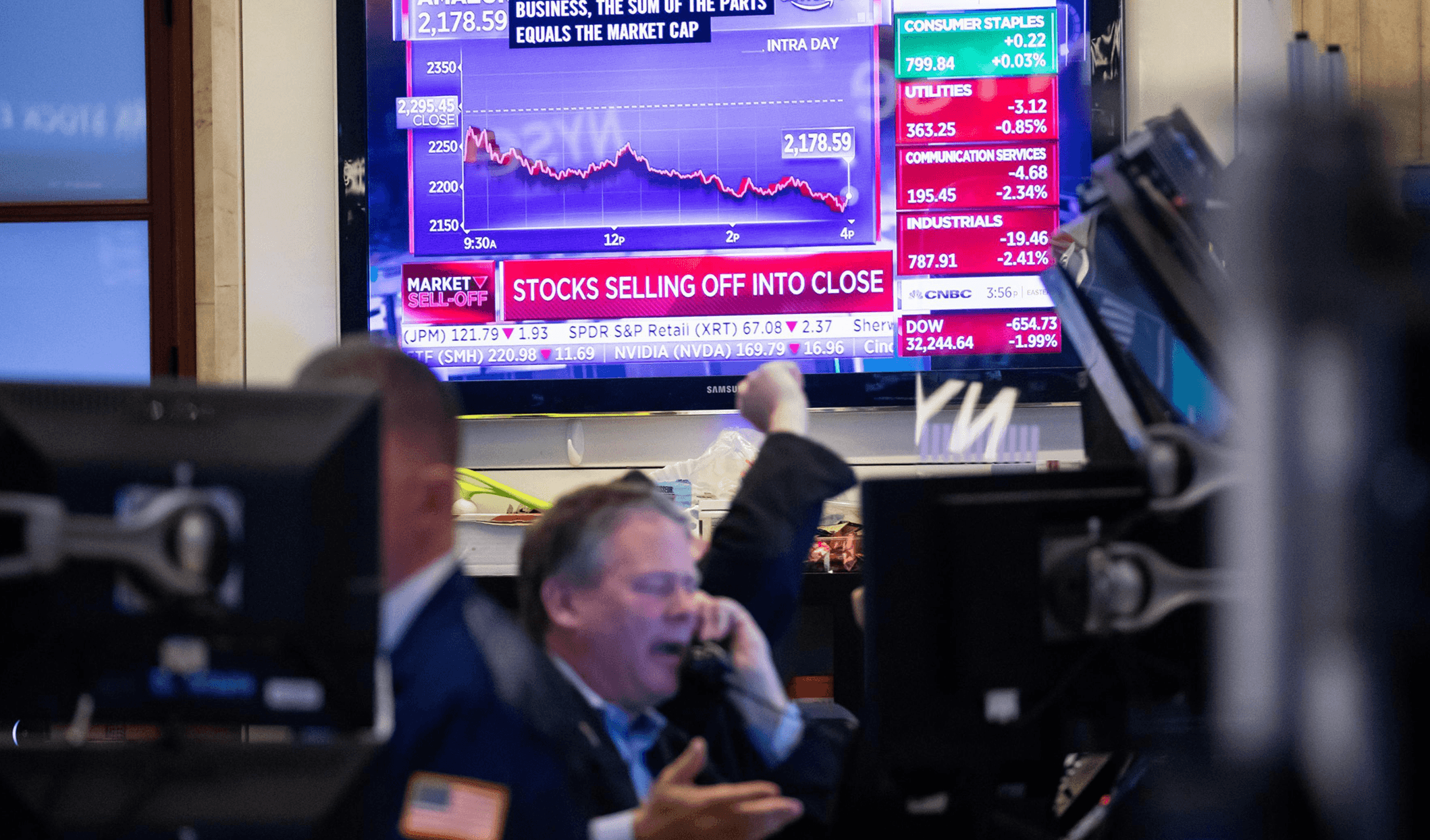 Memory Stocks Crash 50%: What Broke the SNDK Trade