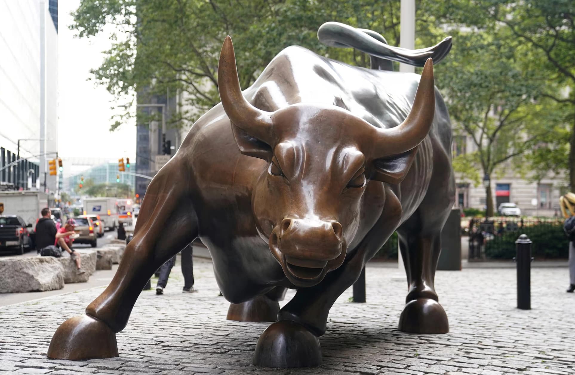 Value ETFs Surge as $14B Exits Growth Funds