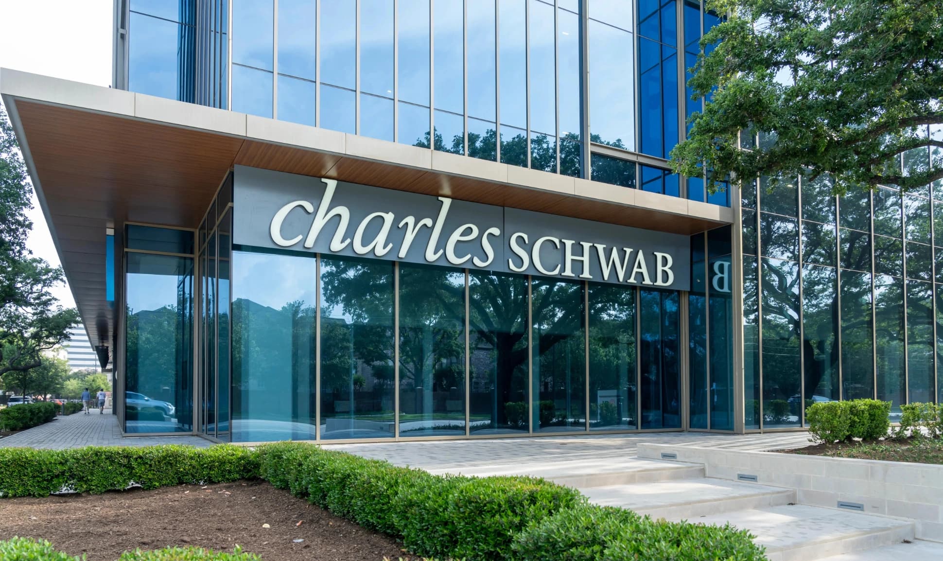 Schwab's SOL Listing Sends Solana Surging 6.9%