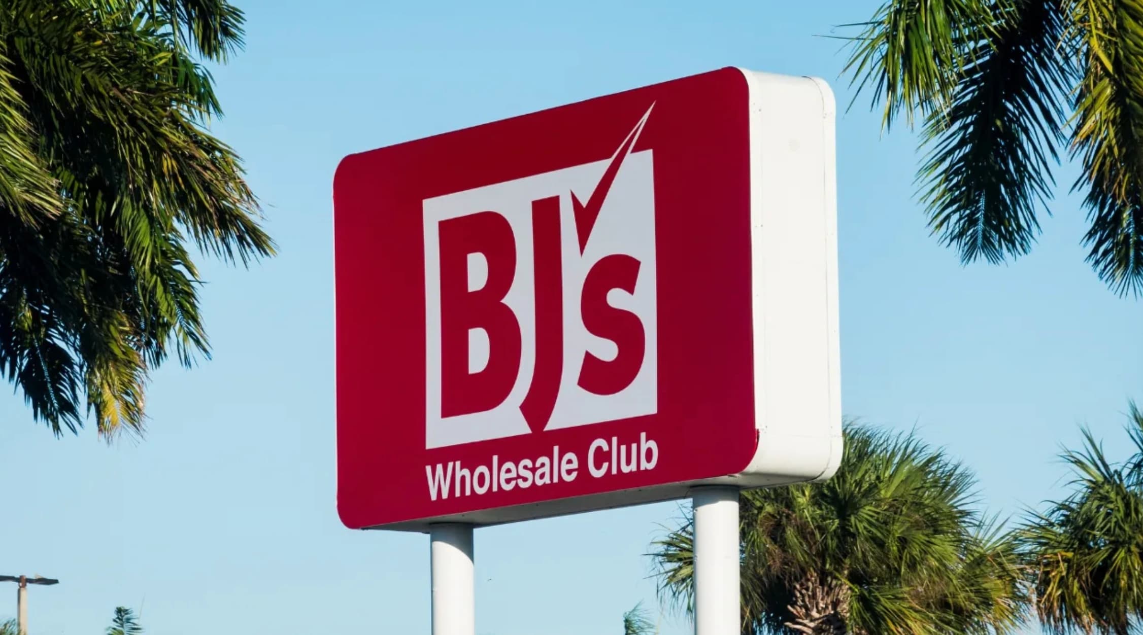 BJ's Wholesale 10-Q: Margin Pressure Meets a 4.7% Rate Wall