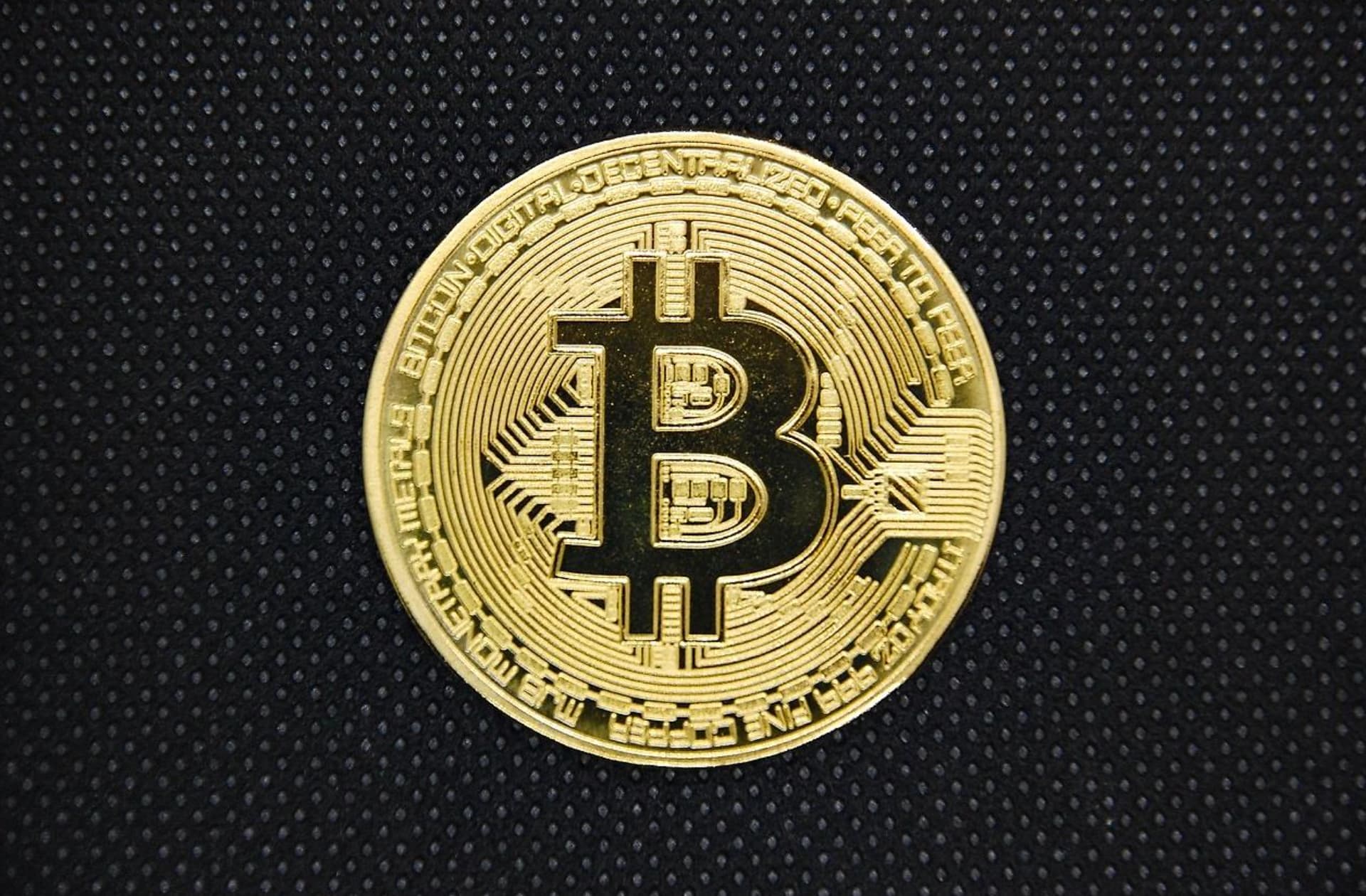 Bitcoin ETFs Bleed for Seven Weeks as XRP Defies the Rout