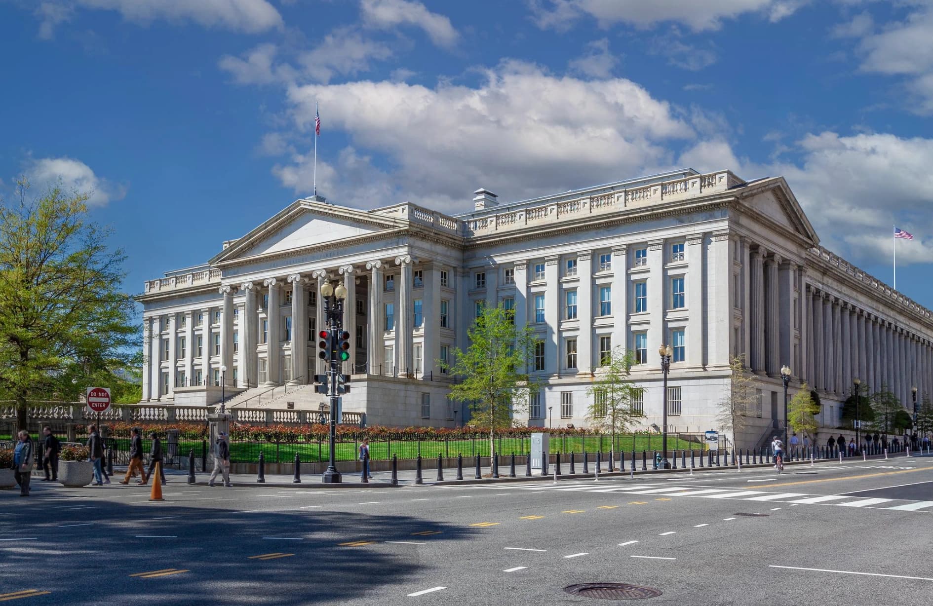 30-Year Treasury at 5.32% Threatens Equity Multiples