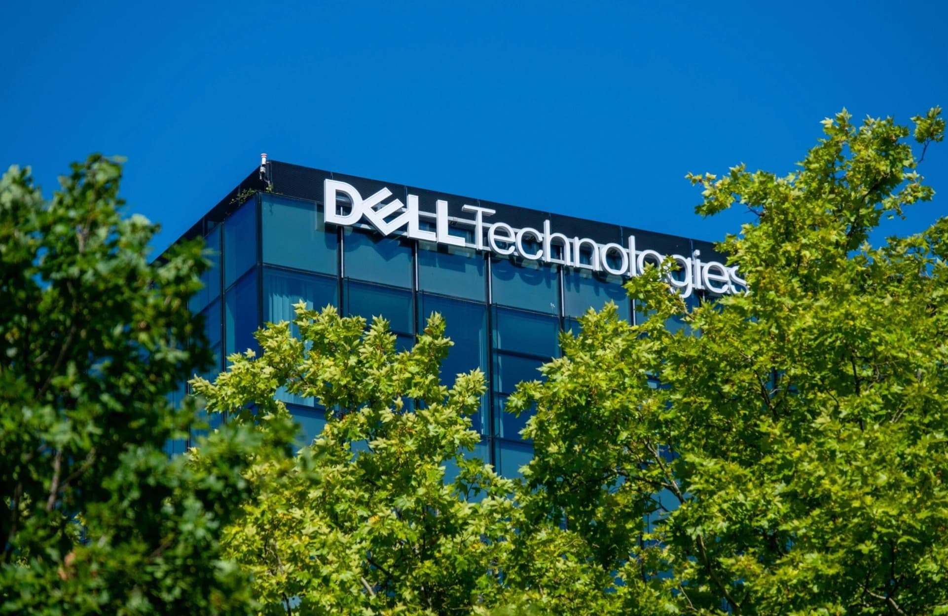 Dell's 43% EPS Beat Rewrites the AI Server Playbook
