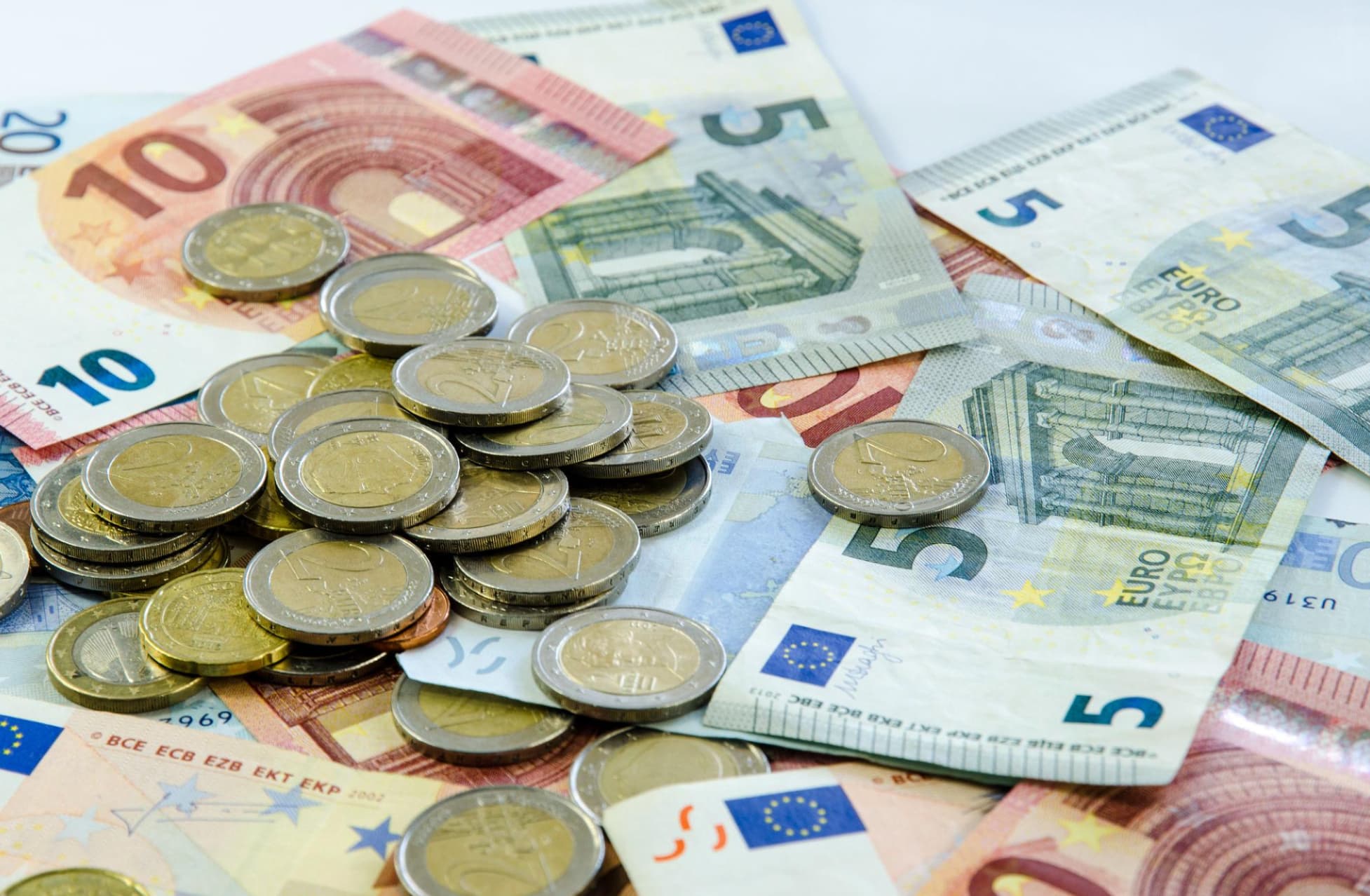 ECB Hikes, BoE Holds: G7 Policy Splits on Iran Shock