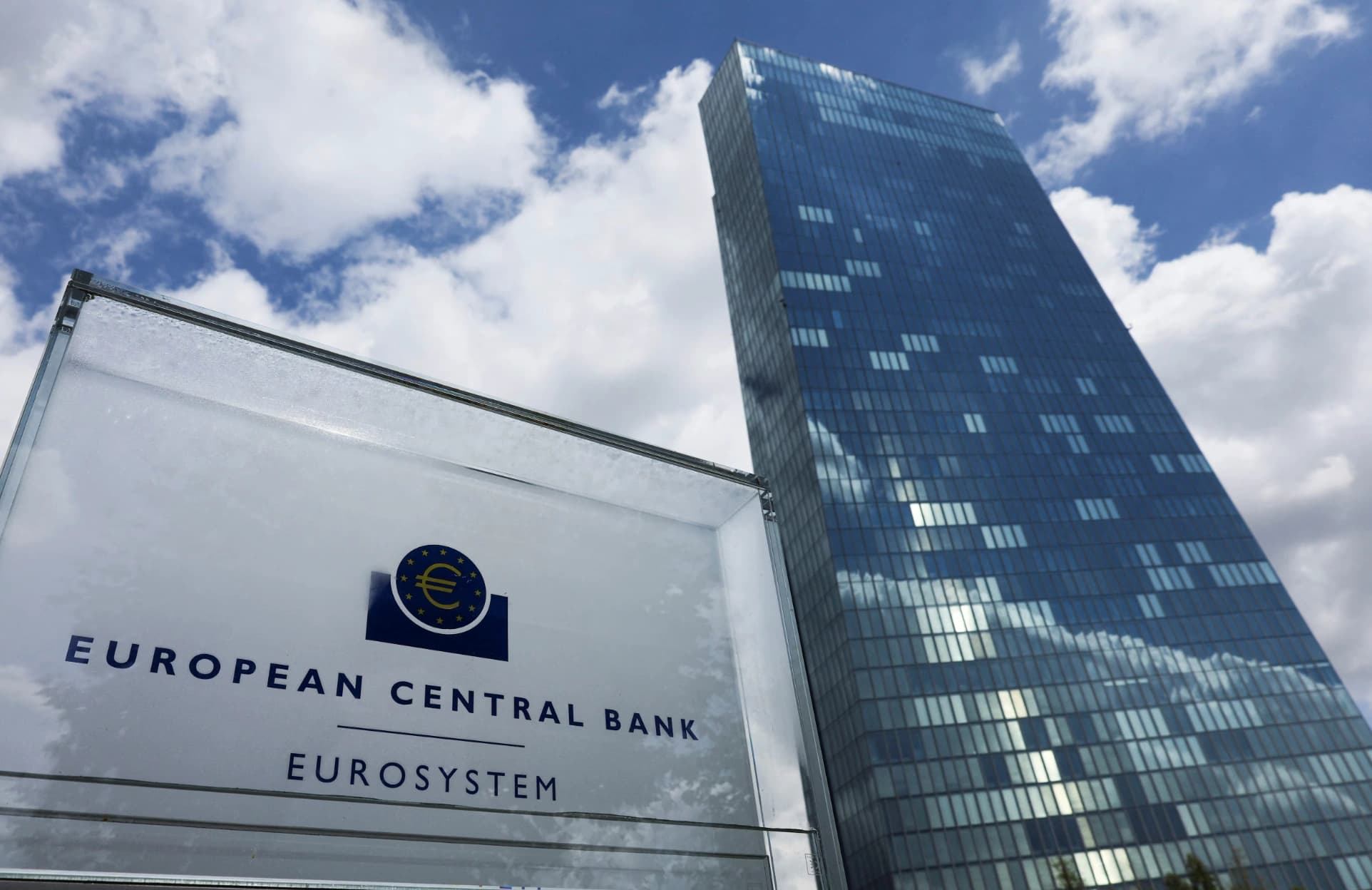 GDP Slumps to 1.5% as Global Rate Divergence Widens