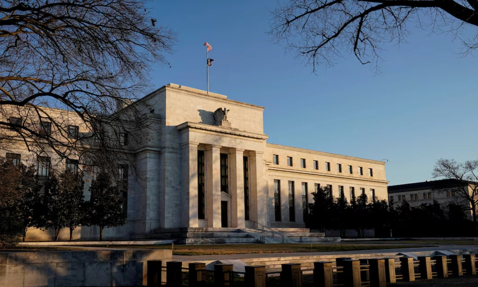 Yield Curve Signals Rate Hike Risk as PCE Looms