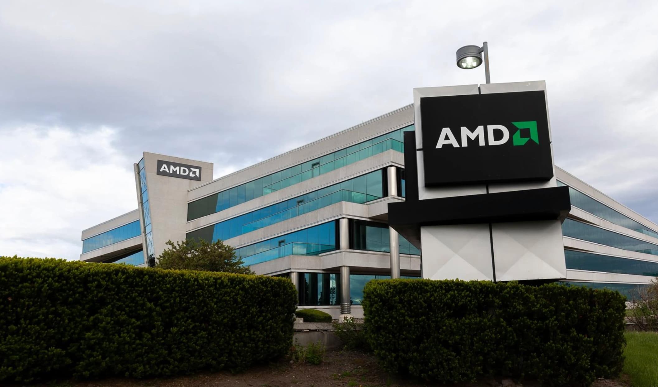 AMD Drops 9% on Weak Guidance Despite Q2 Beat