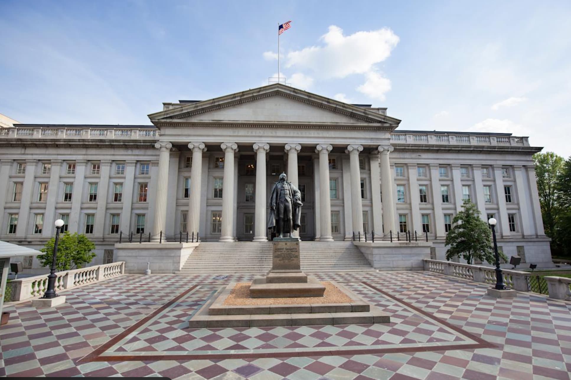Yield Curve at 35bps: What the Spread Is Pricing