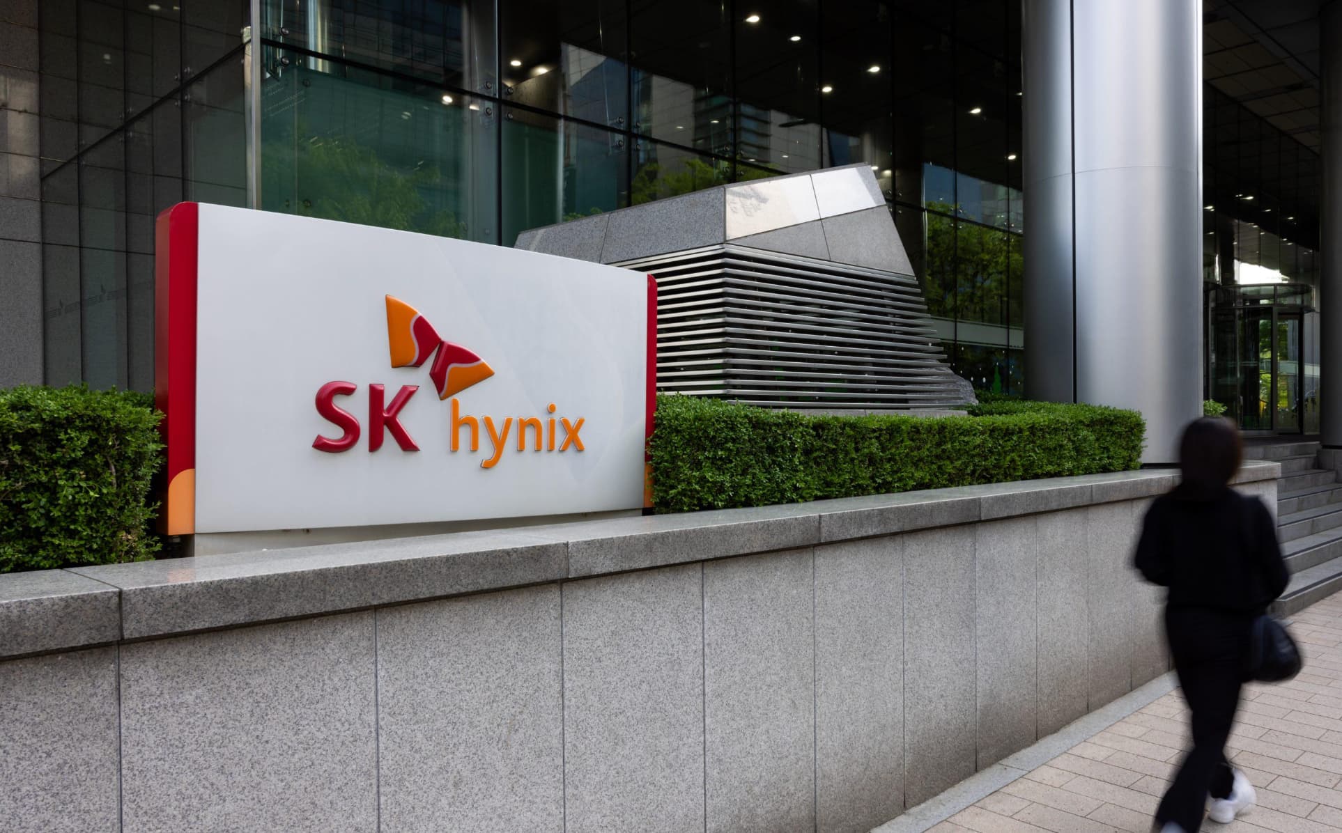 SK Hynix IPO Debuts at $149, Targets $26.5B Record