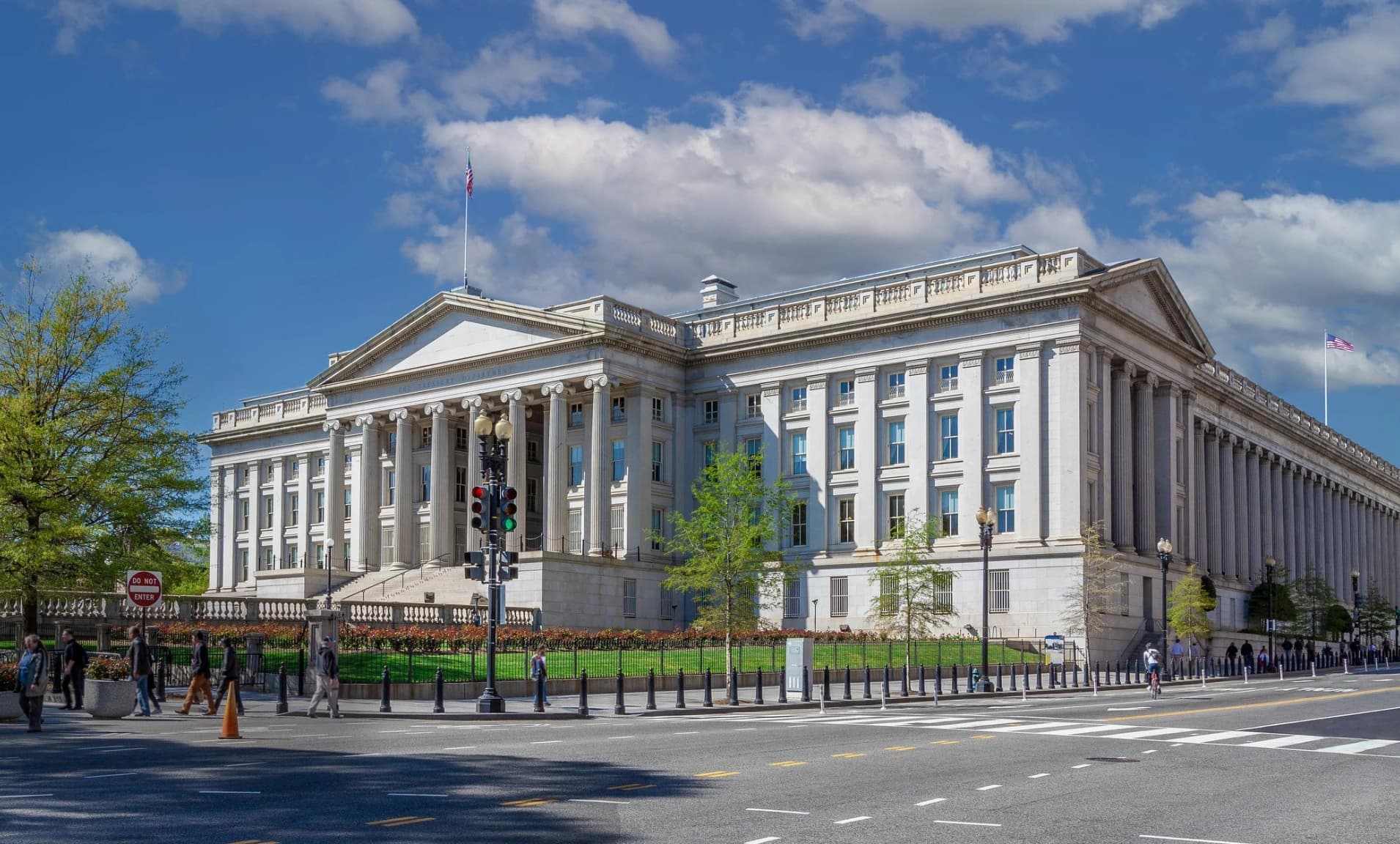 Treasury ETFs Bleed as 10-Year Yield Hits 4.8%