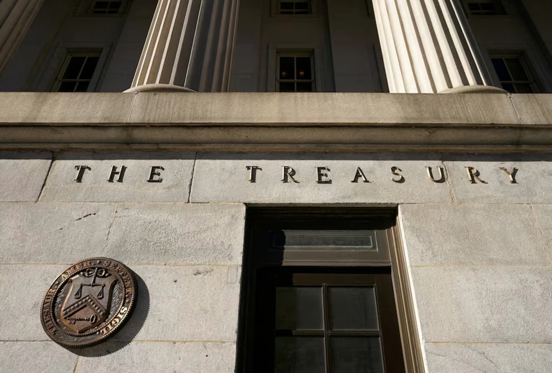 SGOV Pulls $2.1B in a Week as Risk-Off Hits ETFs