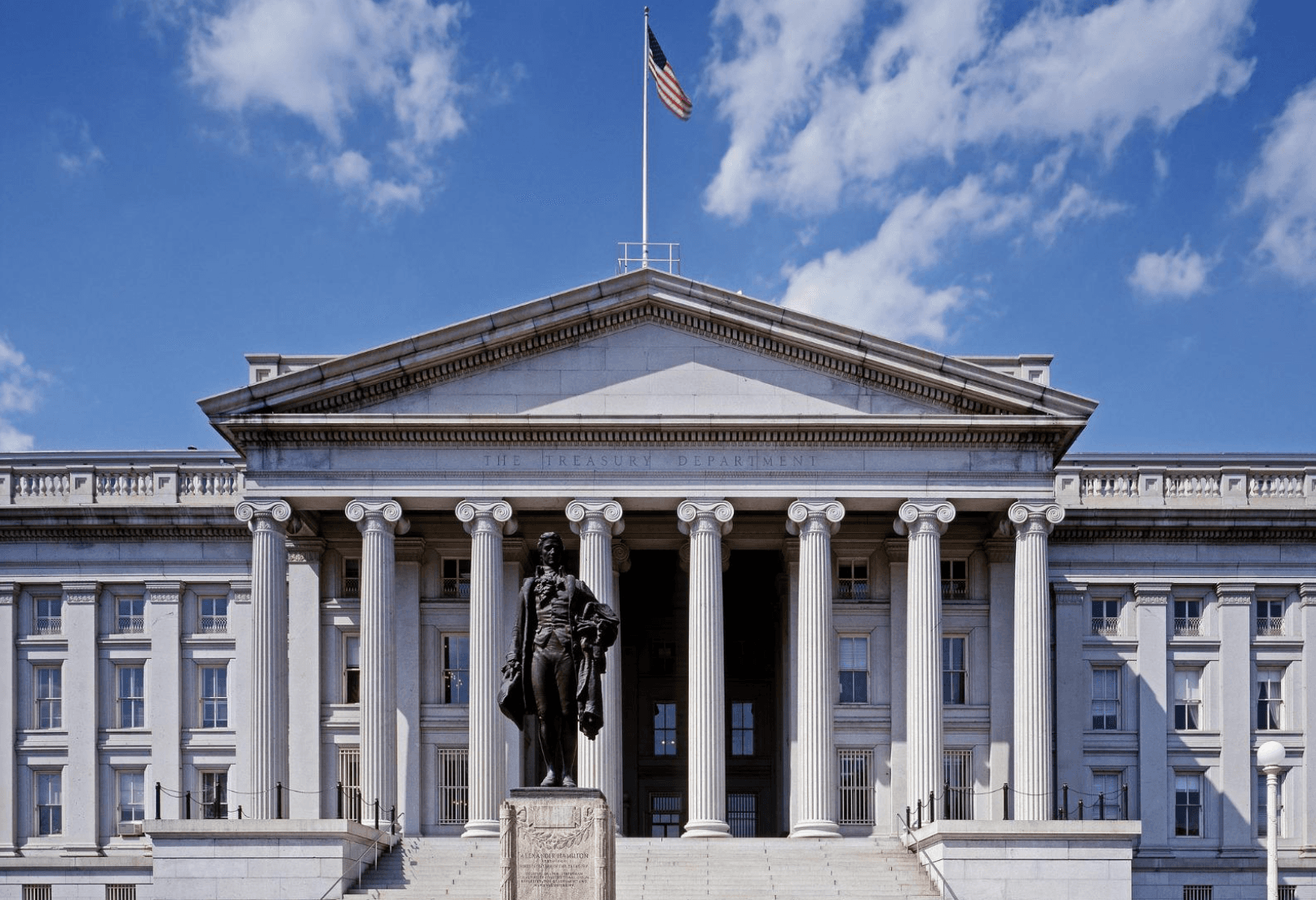 Yield Curve Steepens as Fed Hold Bets Mask Rate Hike Risk
