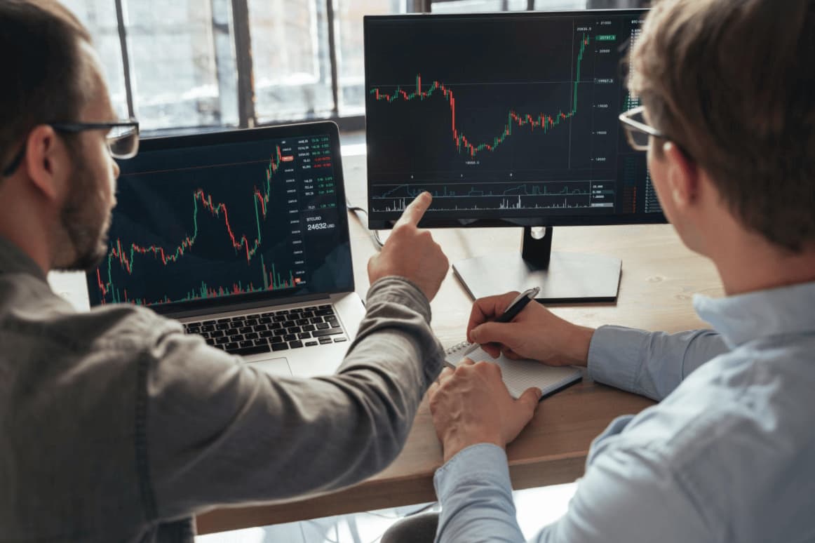 Bitcoin ETFs Pull $1B Weekly as IBIT Dominates