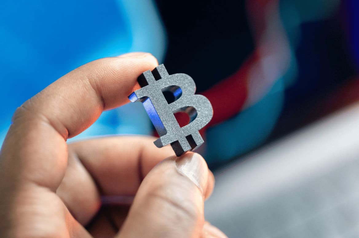 Bitcoin Holds $76K as Spot ETFs Bleed for Third Straight Day