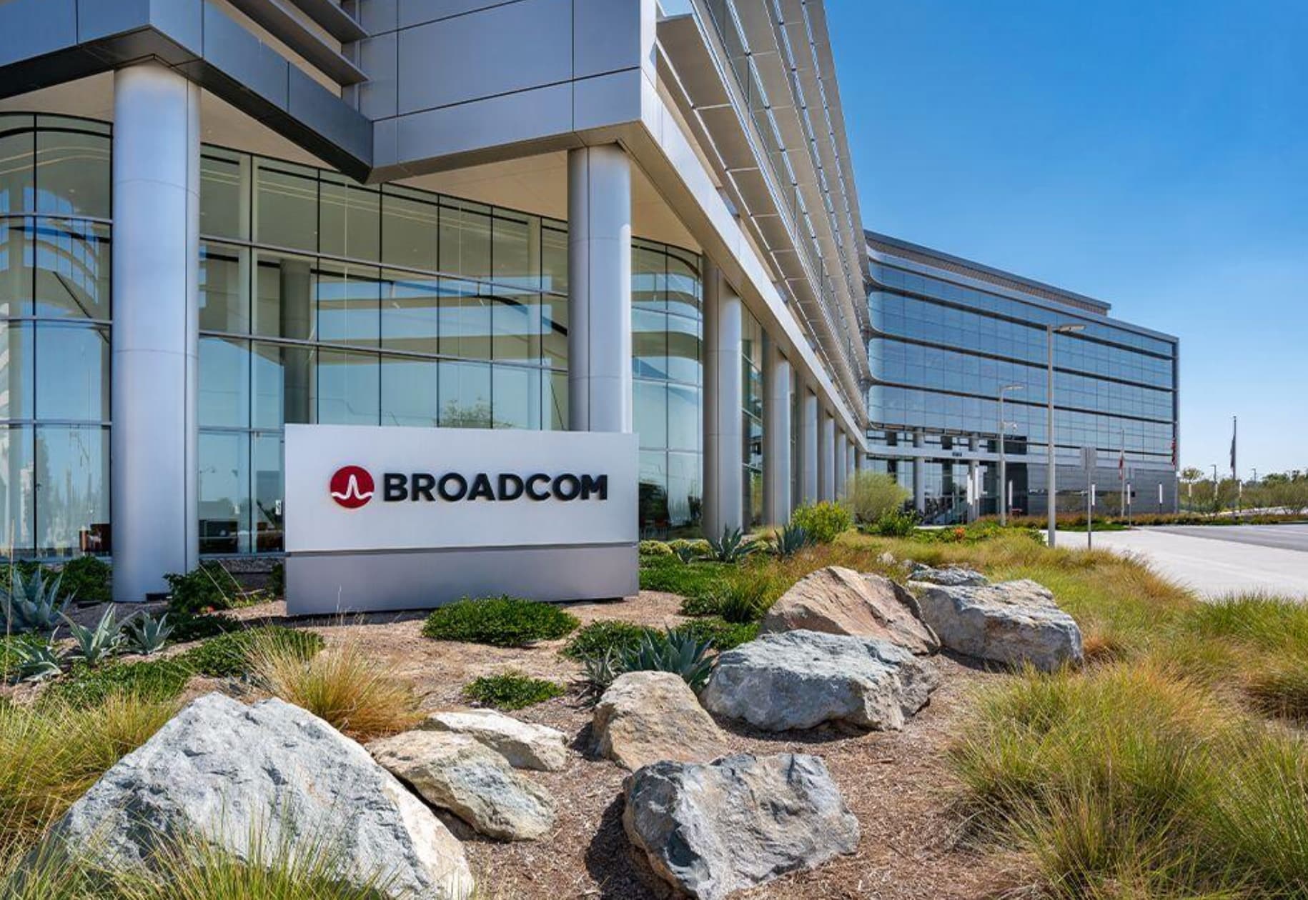 Chip Sector Loses $923B in a Day as Broadcom Misses AI Guide