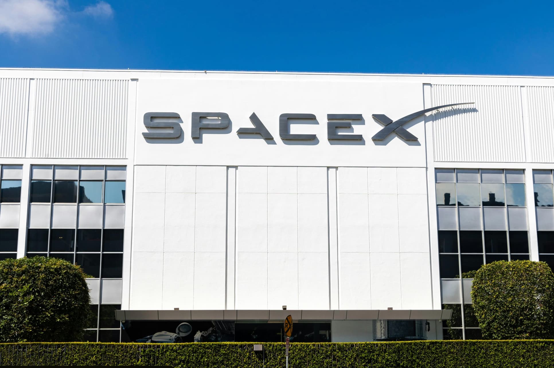 SpaceX Reports First Earnings Tonight: $6.88B Rev, Lock-Up Risk