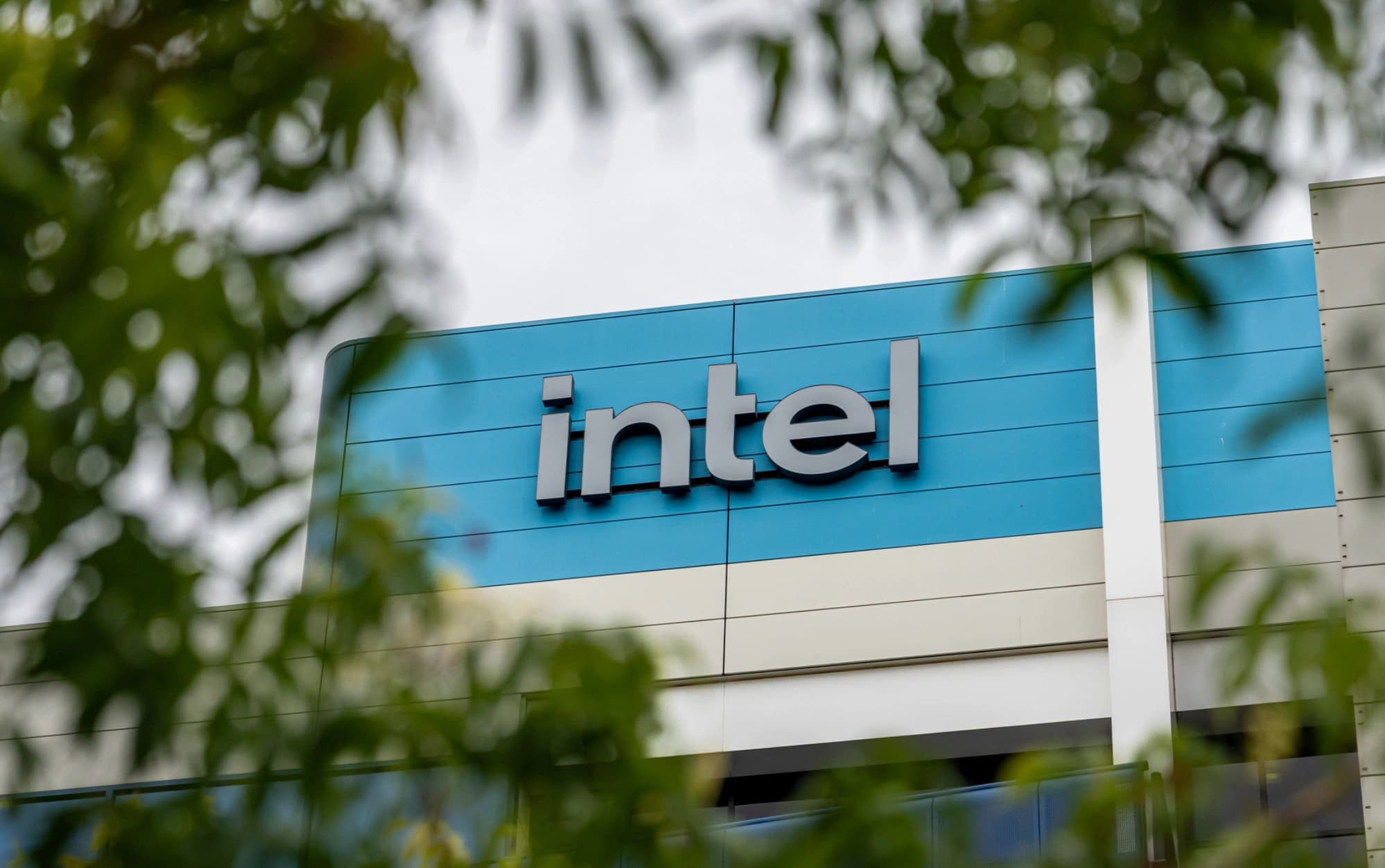 Intel Surges 9%, Semis Defy Selloff as AI Trade Rotates
