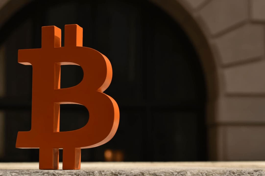 Bitcoin Holds $100K After Hawkish Fed Rattles Markets