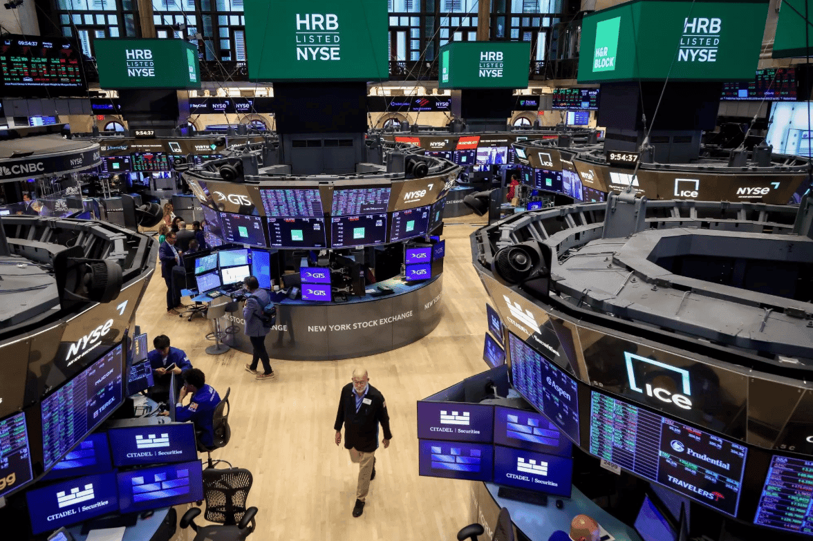 VOO Races Toward $1 Trillion as QQQ Bleeds $3.3B