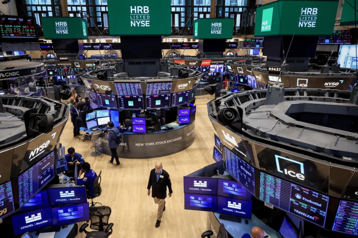 VOO Races Toward $1 Trillion as QQQ Bleeds $3.3B