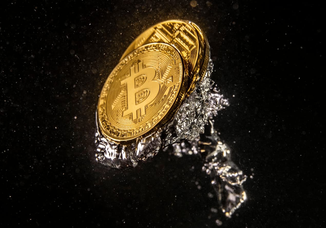 Bitcoin Holds $62K as FOMC Shock Erases Week of Gains