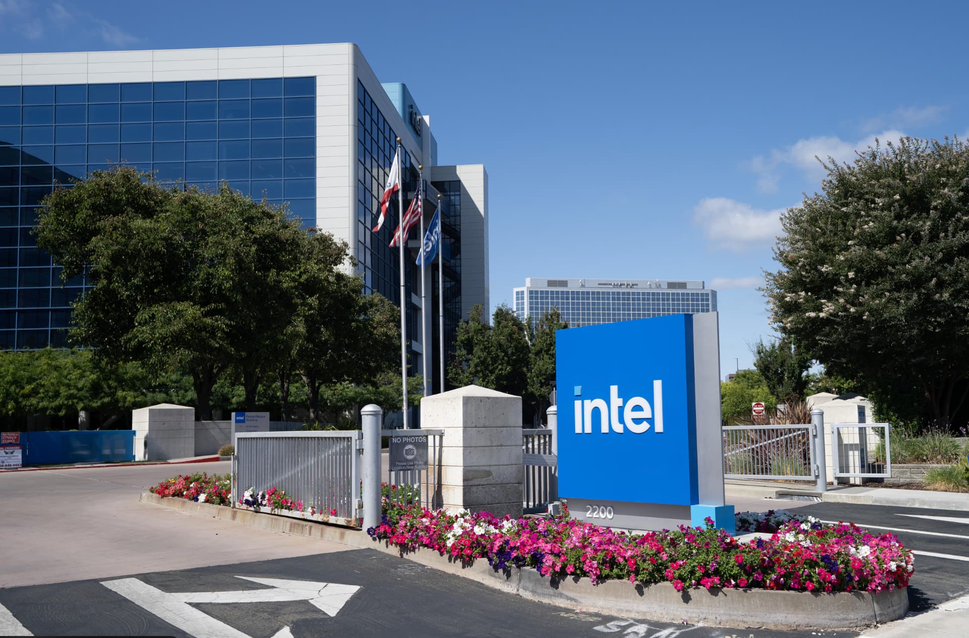 Intel Drops 6%, JPMorgan Short: What the 18A Bet Now Costs