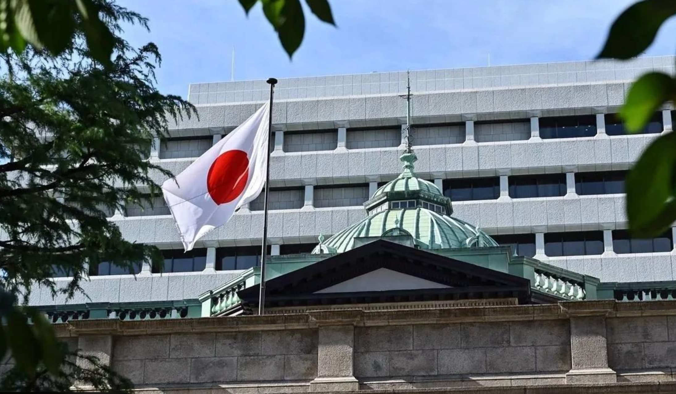 BOJ at 31-Year High, ECB Hiking: The Rate Divergence Trade