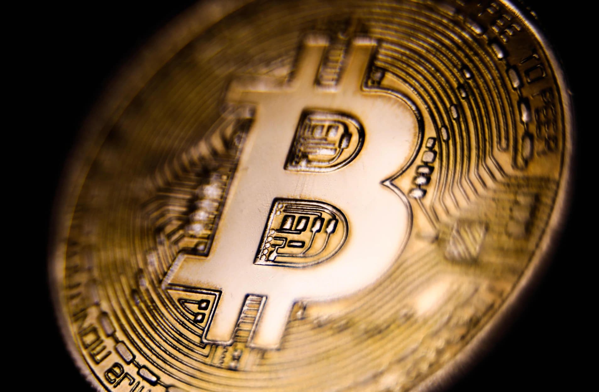 Bitcoin ETFs Haul $800M in Two Days as BTC Tops $76K