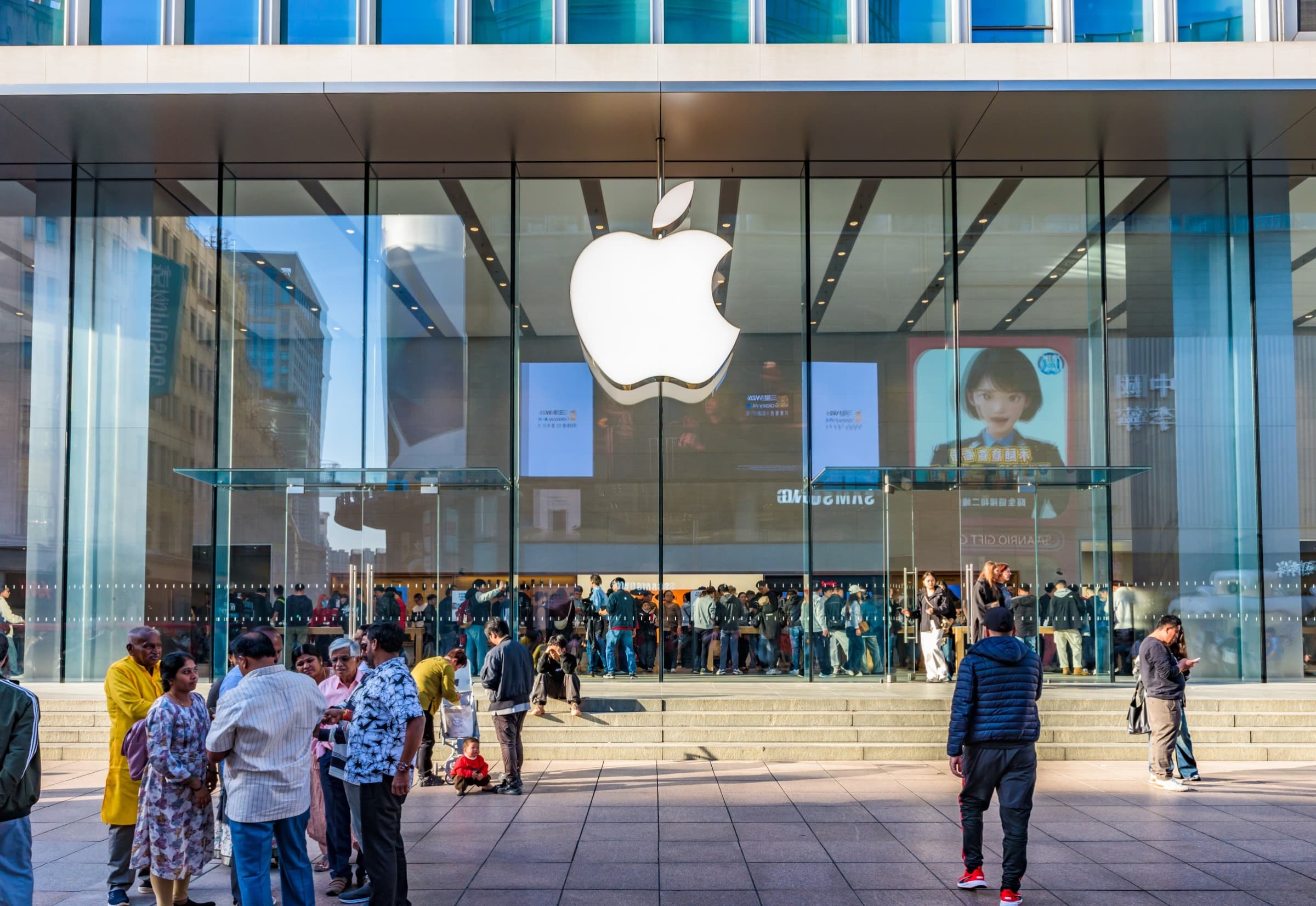 Apple Surges 4.5%, Nasdaq Drops 1.6%: One Day, Two Markets