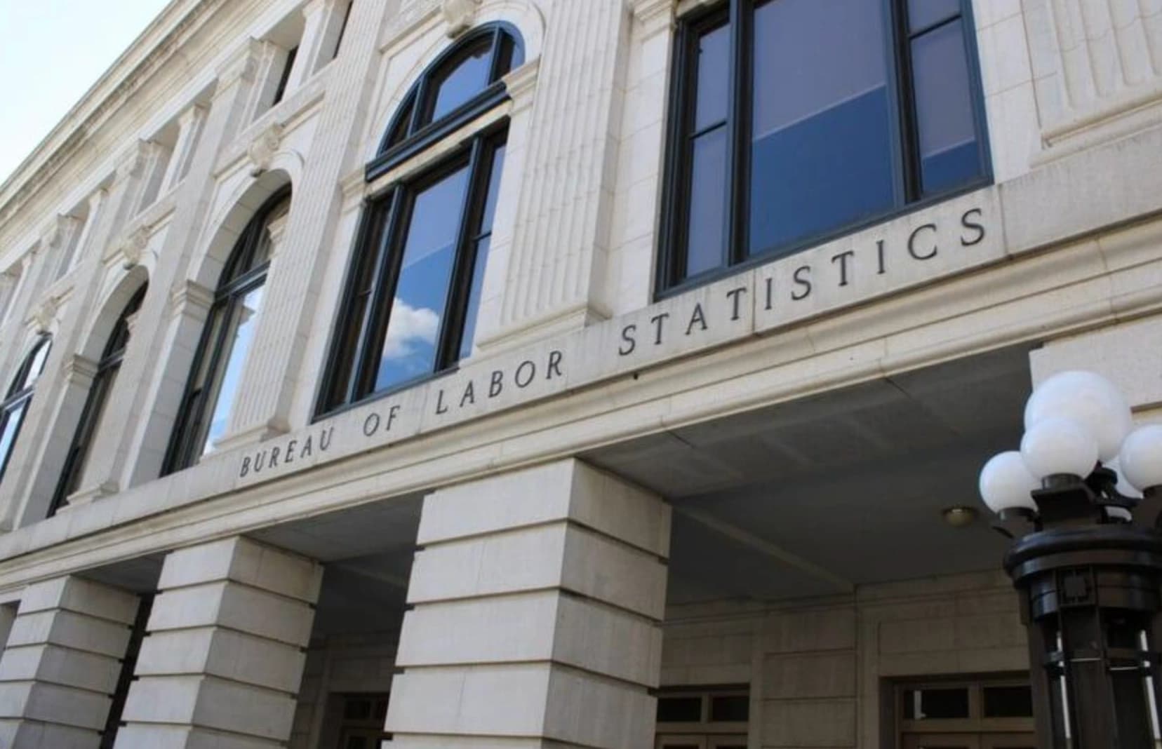 JOLTS August Forecast: 6.9M Openings Signal Labor Crack