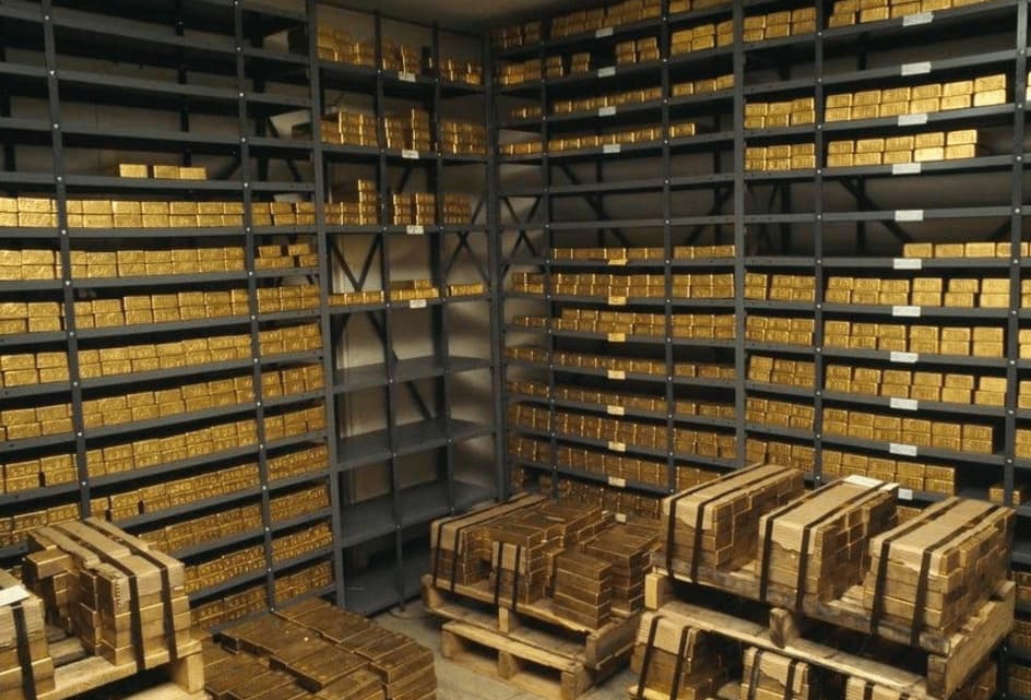 Gold Tops $4,300 as Traders Hedge Iran Deal Risk