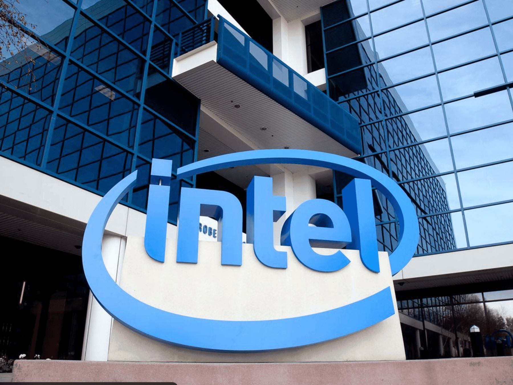 Intel Rally Lifts Nasdaq Futures as Hormuz Risk Caps Dow