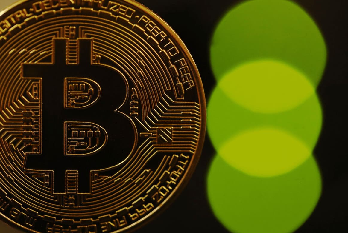 Bitcoin Holds $76,900 as ETF Outflows Hit $635M Record