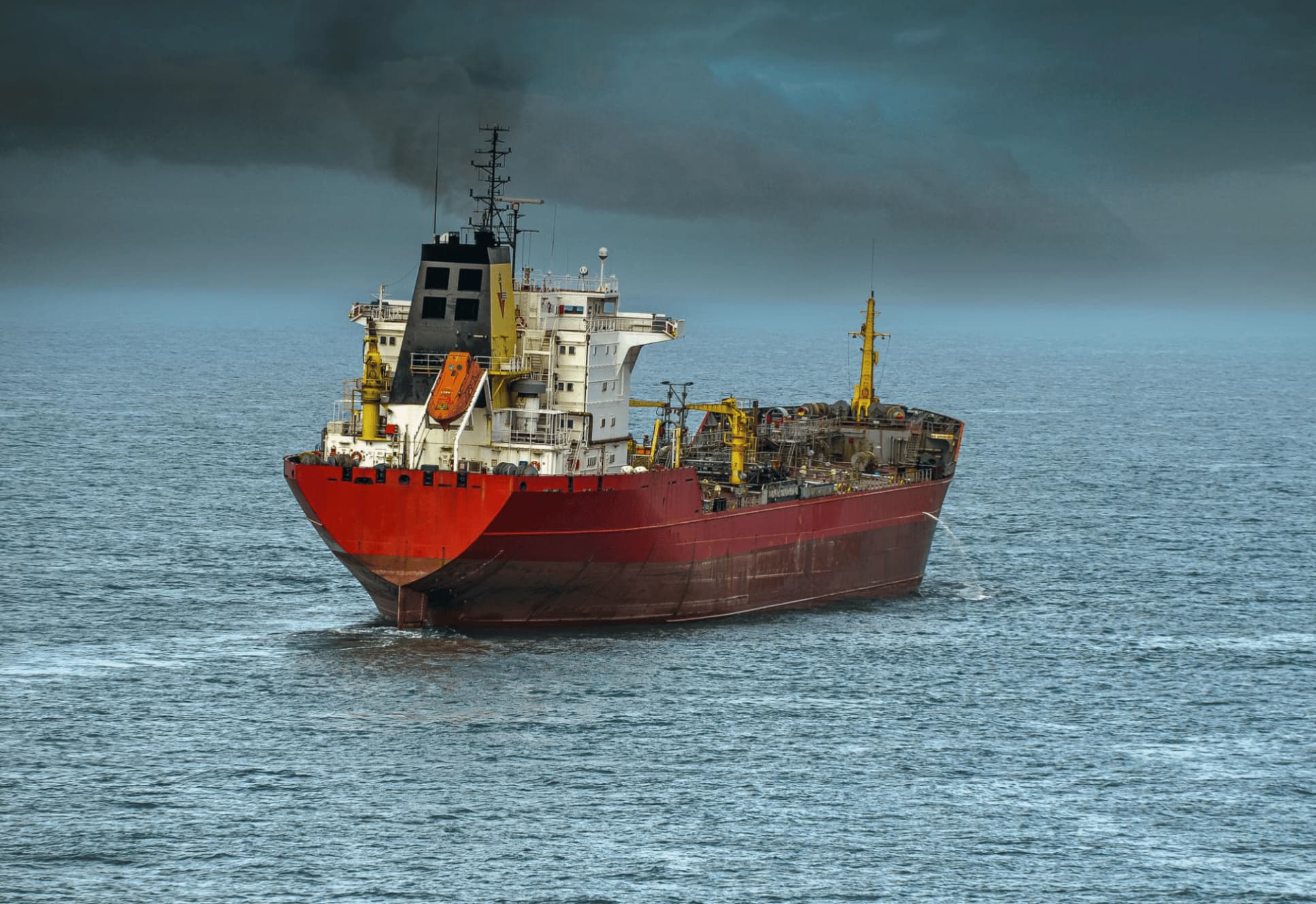 Oil Drops 5% as White House Signals New Iran Talks