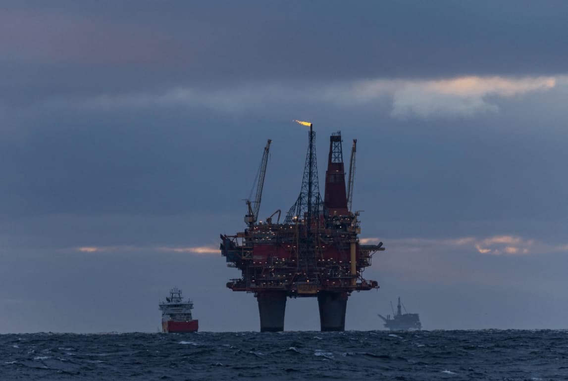 Oil Stuck Near $100 as Iran Ceasefire Masks Supply Gap