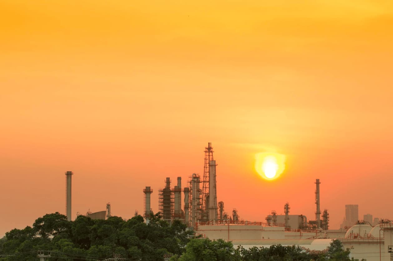 Oil Whipsaws Near $95 as Iran Threatens Full Hormuz Closure