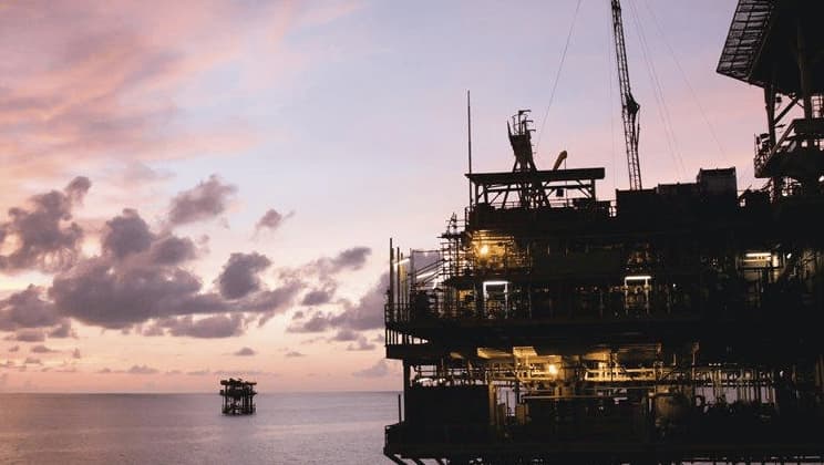 S&P 500 Stalls Below Record as Oil Tops $104 on Iran