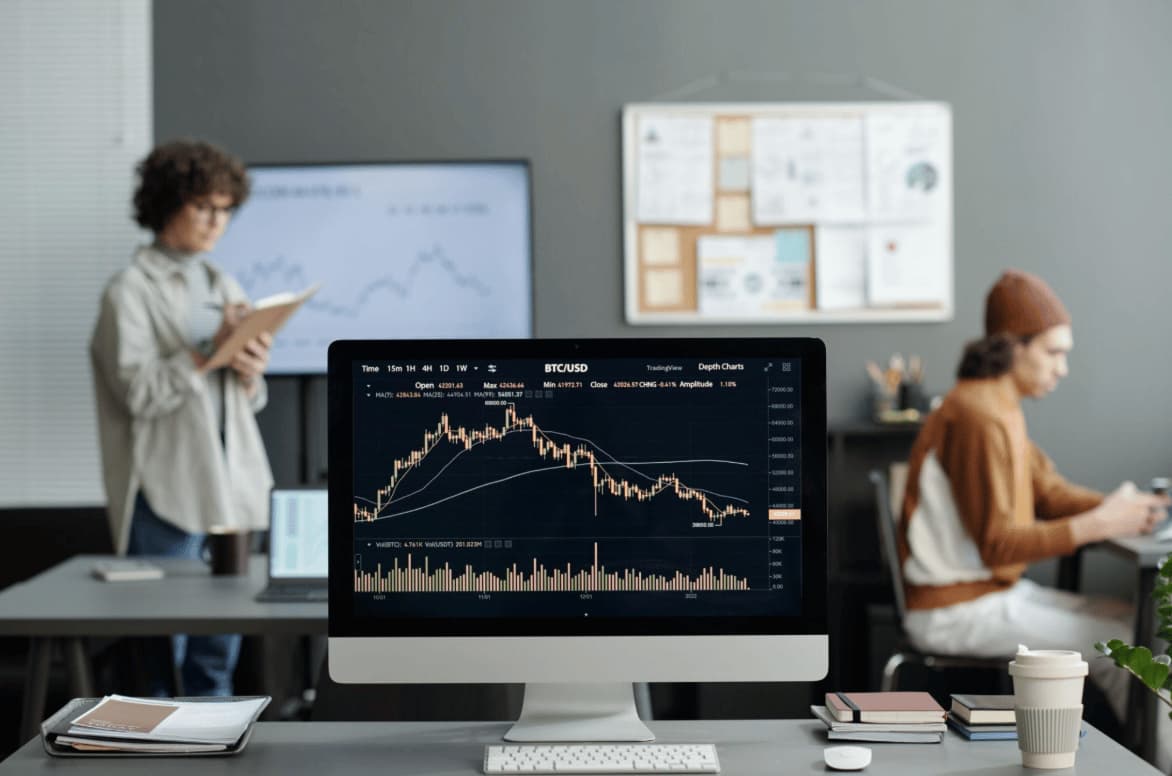 Spot Bitcoin ETFs Log $1B Weekly Inflow as IBIT Dominates