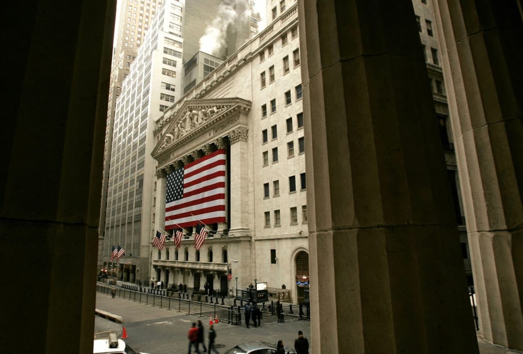 VOO Crosses $1 Trillion as Investors Flee Crypto ETFs